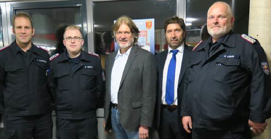 Arved Fuchs (Mitte) kam auf Einladung des Lions Club Quickborn, rechts neben ihm Präsident Robert Hüneburg. Die Kameraden von der Feuerwehr (v.l.n.r. Schröder, Fehrs, Dähn) freuen sich über die Einnahmen zu Gunsten der Jugendfeuerwehr.