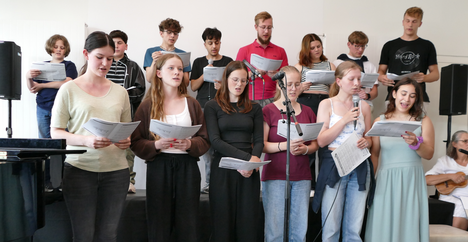 Unter dem Titel ”Ukulele Festival" sorgte der Chor des Elsensee-Gymnasium ...