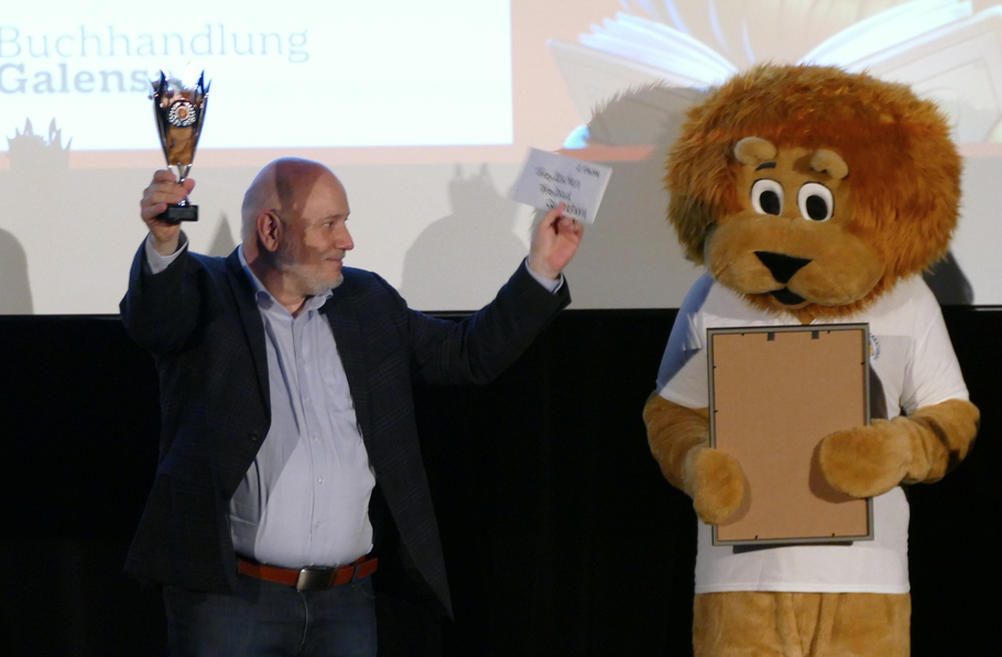 Bürgermeister Thomas Beckmann überreichte höchstpersönlich alle Auszeichnungen, unterstützt vom Maskottchen der Lions, dem Löwe Leo