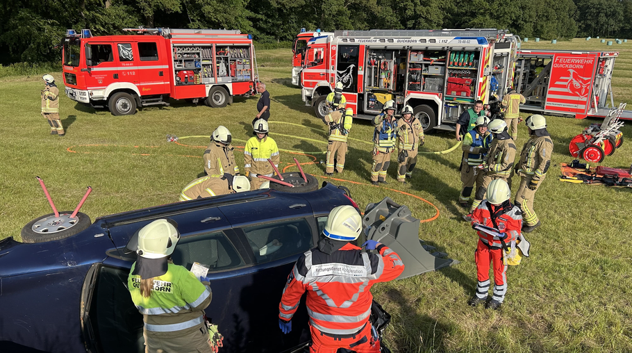 Die Rettungskräfte bergen bei der Großübung die Insassen eines verunglückten Fahrzeugs (Fotos: Stadt Quickborn/Feuerwehr)r