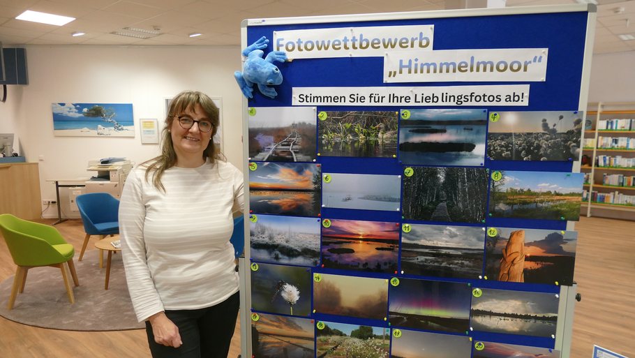Bis zum 31. Mai konnten Besucher der Stadtbücherei aus den ausgestellten 20 Fotos, hier präsentiert von Bücherei-Mitarbeiterin Kerstin Kranz, ihre Favoriten auswählen