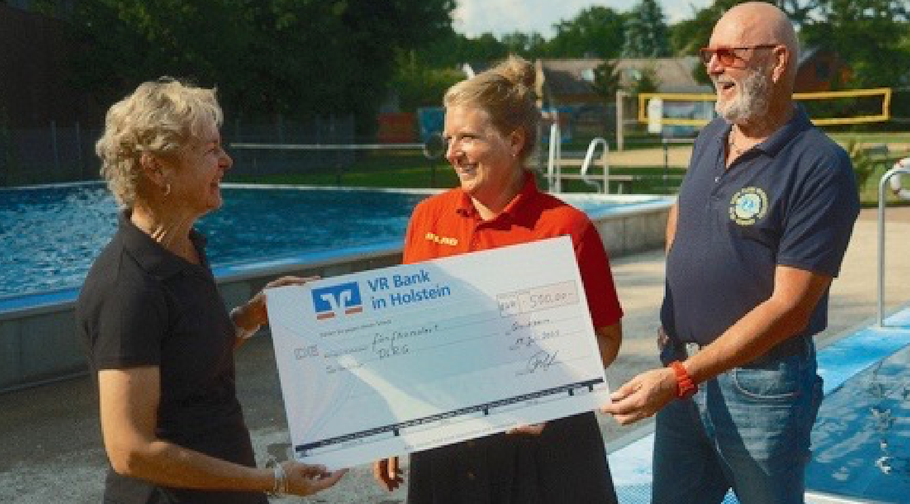 Lions-Präsidentin Merle Frehsdorf und Clubmaster Frank Glatzer überreichten der stellvertretenden DLRG-Vorsitzenden Sabine Bachmor (Mitte) den symbolischen Scheck