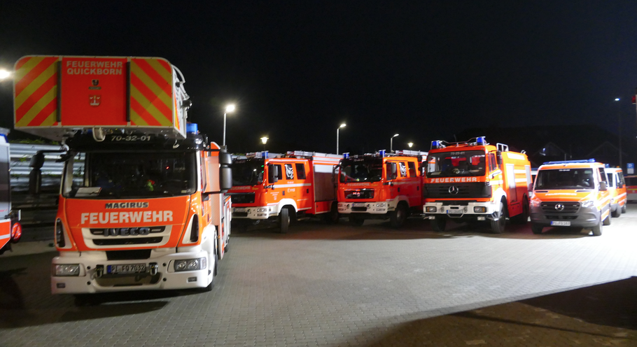 Im Außenbereich hatten die Kameraden ihre Einsatzfahrzeuge aufgefahren
