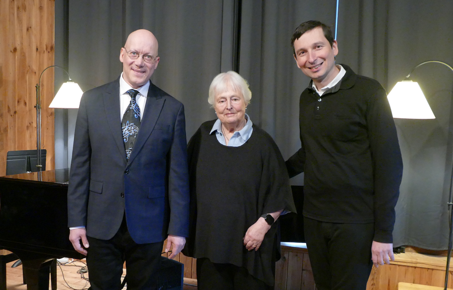 Gastgeberin Margreth Cotterell begrüßte Markus Maria Winkler (l.) und Jürgen Wegscheider zu ihrem Tucholsky-Abend