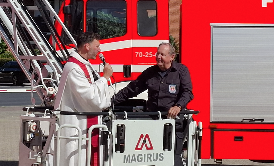 Pastor Florian Niemöller war zu einem ev. Gottesdienst zu Gast auf dem Gelände der Feuerwehr, deren Chef Wido Schön auch zu den Gästen sprach