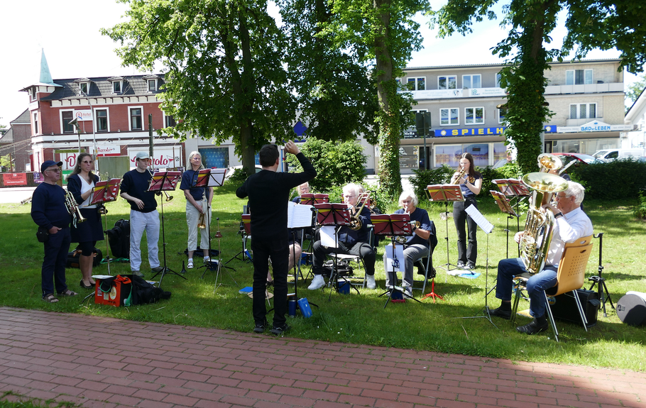Den musikalischen Auftakt des „Bunten Treibens" auf der Festwiese gestaltete der Posaunenchor unter Leitung von Kantor Michael Schmult