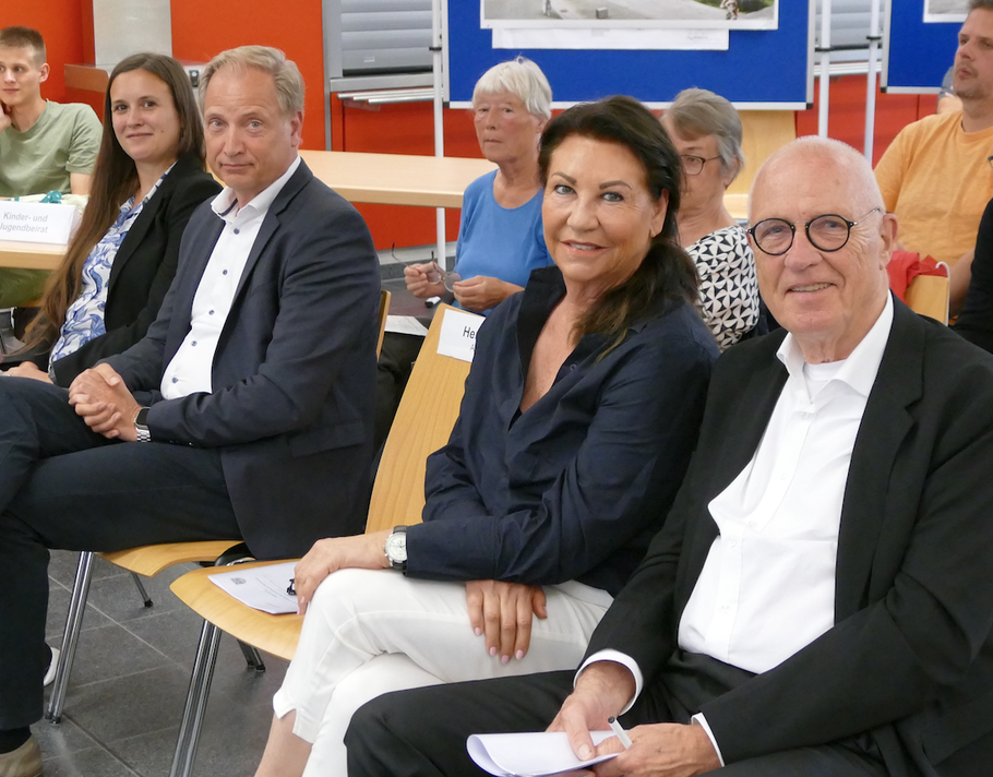 Zur Diskussion in der Ratsvesammlung hatten sich neben Stadtbücherei-Leiterin Elisabeth Baumann (hinten) auch Vertreter der Architekten und der Baugenossenschaft Adlershorst eimgefunden