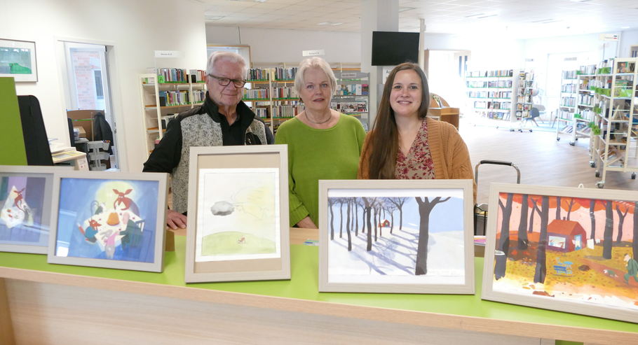 Sie freuen sich über die Ausstellung mit Werken von Jutta Bauer: Hans-Werner Seyboth, ihre Schwester Ute Höller (beide Kunstverein) und Elisabeth Baumann (Leitung Stadtbücherei) mit einer ungewöhnlichen Präsentation der Werke.