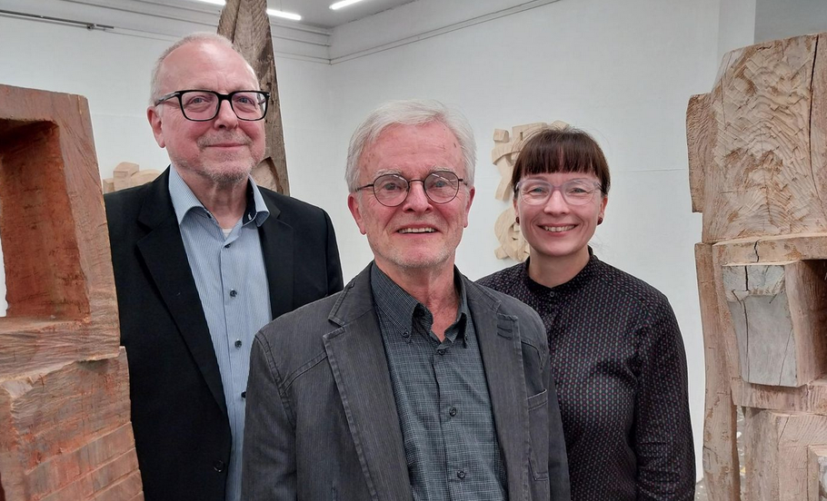 Kunstvereinsvorsitzende Romy Rölicke und ihr Stellvertreter Edwin Zaft freuten sich, den Künstler Dieter Koswig (Mitte) mit seinen Werken in Quickborn begrüßen zu können.