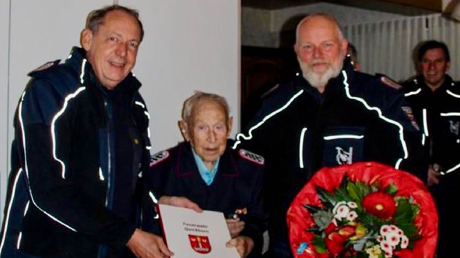 Weil er aus gesundheitlichen Gründen nicht an der Weihnachtsfeier teilnehmen konnte, wurde Ehrenmitglied Carl Neumann für seine 60jährige Mitgliedschaft zwei Tage vorher von Wido Schön und Daniel Dähn zuhause geehrt (Alle Fotos: Feuerwehr)