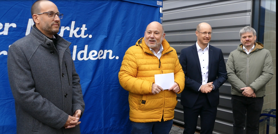 Bürgermeister Beckmann dankte in seiner Ansprache u.a. Aldi-Managing Director Helge Möller (l.) und Aldi Immobilien- und Expansionsleiter Felix Gödecke sowie Construction Manager Jonas Barnstedt (r.) für die gute Zusammenarbeit