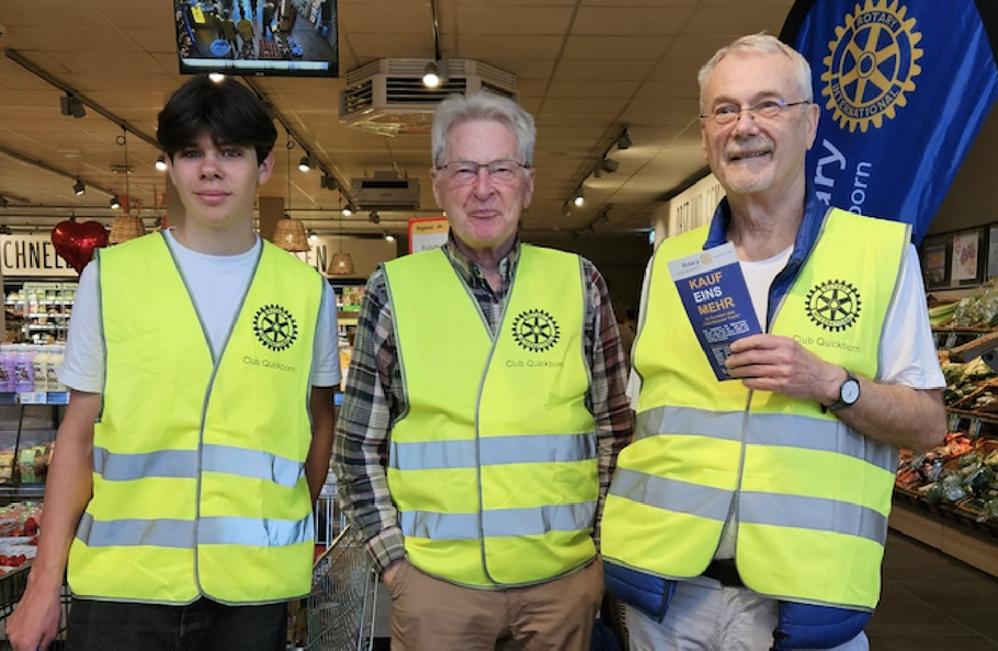 Die Rotary Mannschaft bei Rewe: Henrik Mohrdiek (Austauschschüler), Peter Heydorn (RCQ) und Heiner Grönewald (RCQ)