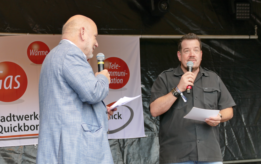 Bürgervorsteherin Krämer und Bürgermeister Beckmann begrüßten als Moderator für den Nachmittag Pascal Schwenker von Delta, der ausführlich begründen durfte, warum er so gern in Quickborn wphnt