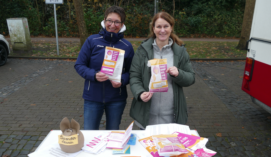 Quickborns Gleichstellungsbeauftragte Natalie Schulz (r.) informierte mit Julia Bagger und weiteren Helferinnen auf dem Wochenmarkt über Hilfsangebote bei Gewalt gegen Frauen