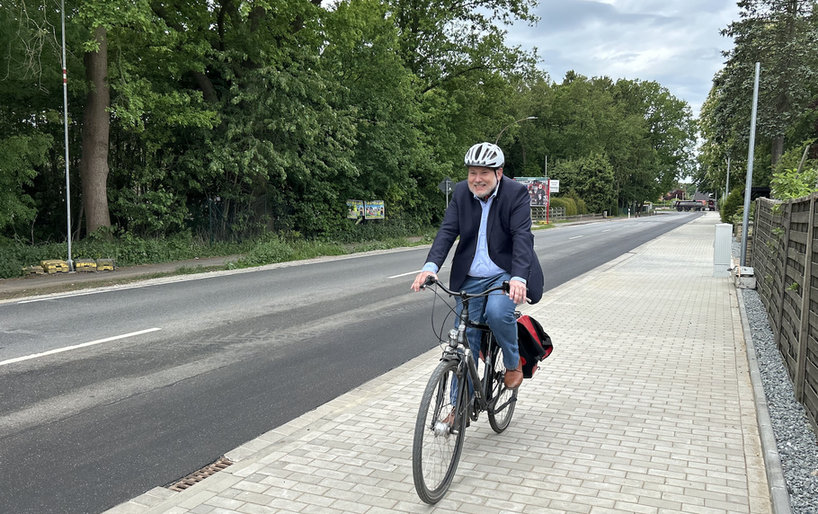 Bürgermeister Thomas Beckmann kam mit dem Fahrrad zur Eröffnung des neuen Geh- und Fahrradweges (Alle Fotos: Stadt Quickborn)