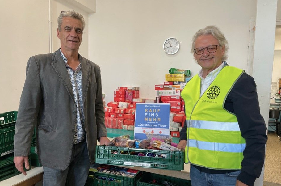 Diakonie-Leiter Christian Rohde nahm für den Quickborner Tisch die Spenden der Quickborner Bürger vom Rotarier Heinz Wiedemann entgegen