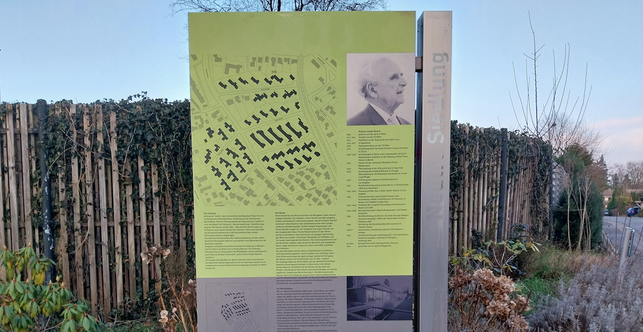 Diese Tafel informiert über die Geschichte der Neutra-Siedlung