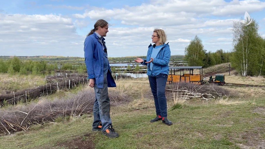 Im Gespräch mit Silvia Janzen, der Koordinatorin des Naturgenussfestivals, berichtet Torfbahn-Chef Dan Zelck im Video über die Bahn und das Himmelmoor