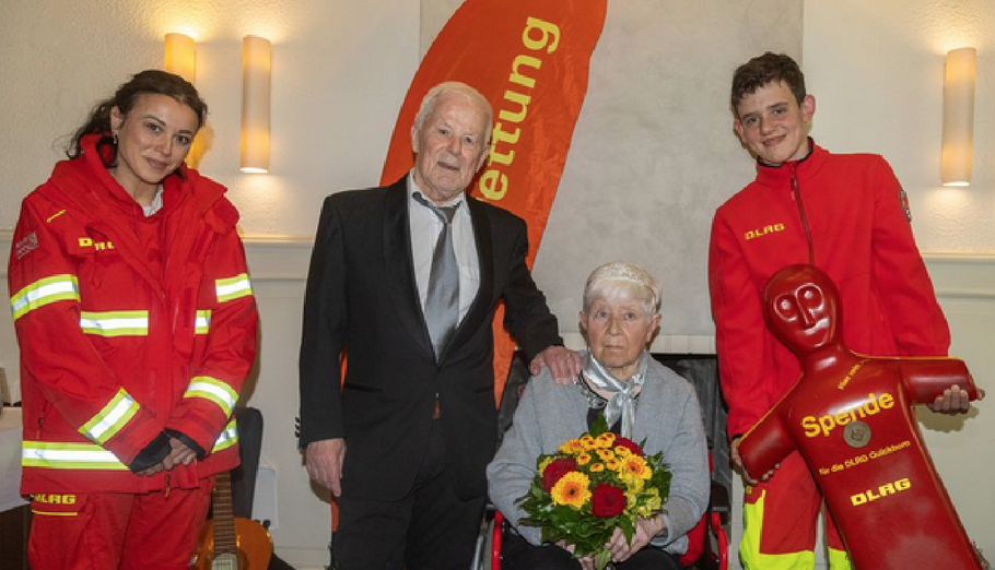 Mehtap Eisenblätter und Jakob Heine nahmen für die DLRG die Spende von Anke und Heiner Hoffmann entgegen (Foto:DLRG)