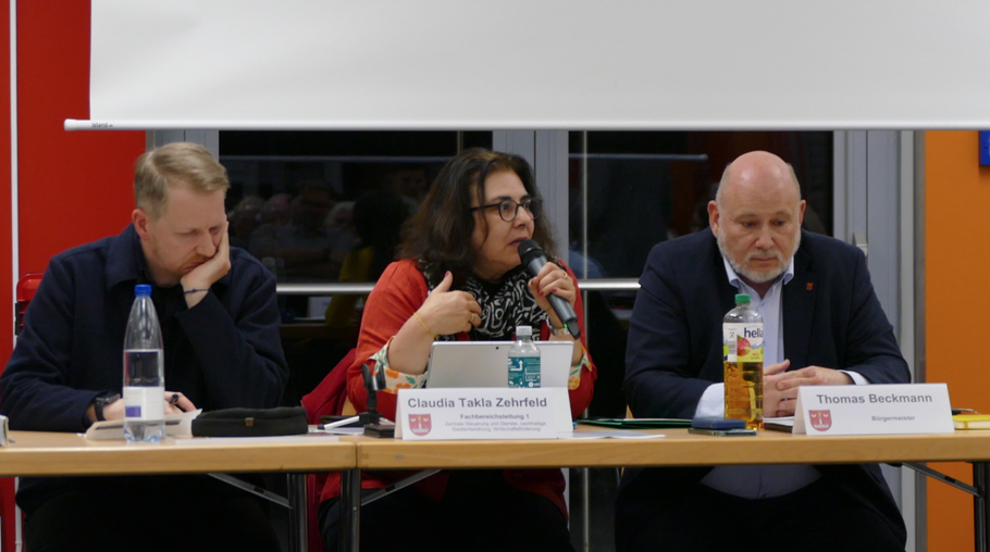 Lasse Friedel (Stadtentwicklung), Fachbereichsleiterin Claudia Takla-Zehrfeld und Bürgermeister beantworteten die Fragen, allerdings kaum zur Zufriedenheit der Fragesteller