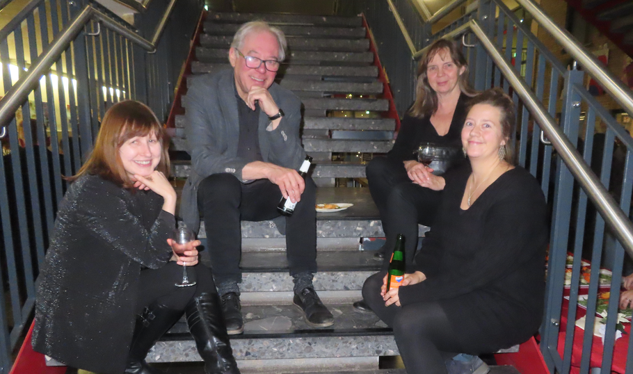 Entspannt bei der Jahresschluss-Veranstaltung 2025 der Stadt: Pianistin und Dozentin Anna Milewska, Leiter Lorenz Jensen, Verwaltungsleiterin Christiane Moriconi und Janina Schmidt, u.a. Vorstandsmitglied im Förderverein der Musikschule (v.l.)