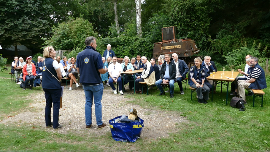 Der scheidende Governor erinnerte an besondere Aktionen während seiner Amtszeit und zeichnete langjährige Mitglieder aus