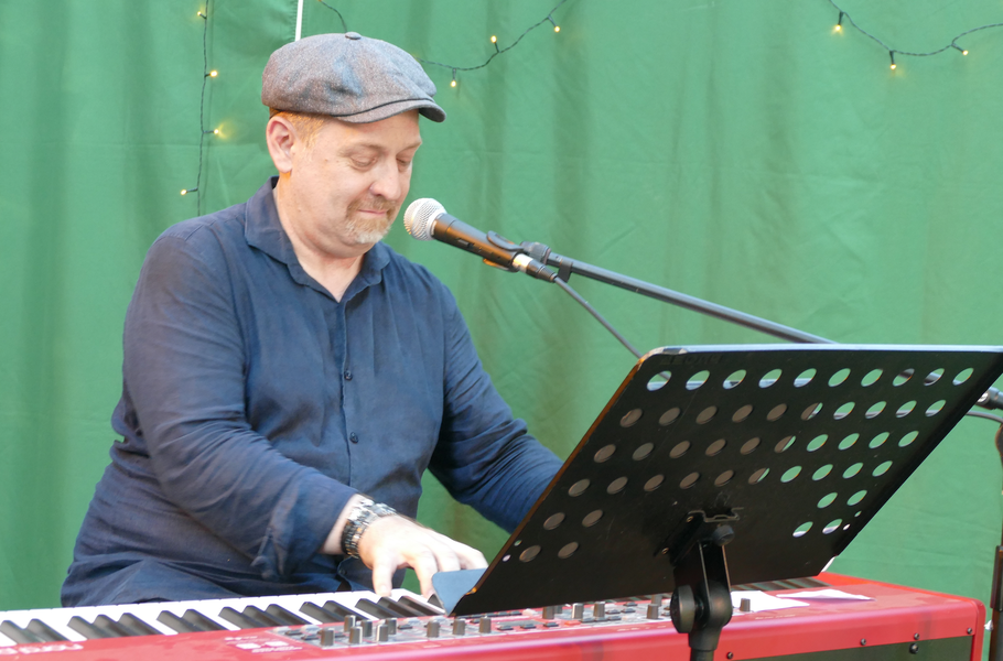 Markus Jan Weber gewann das Publikum mit seinem „Vorspiel", bei dem der Musikwünsche der Besucher in Medleys vortrug