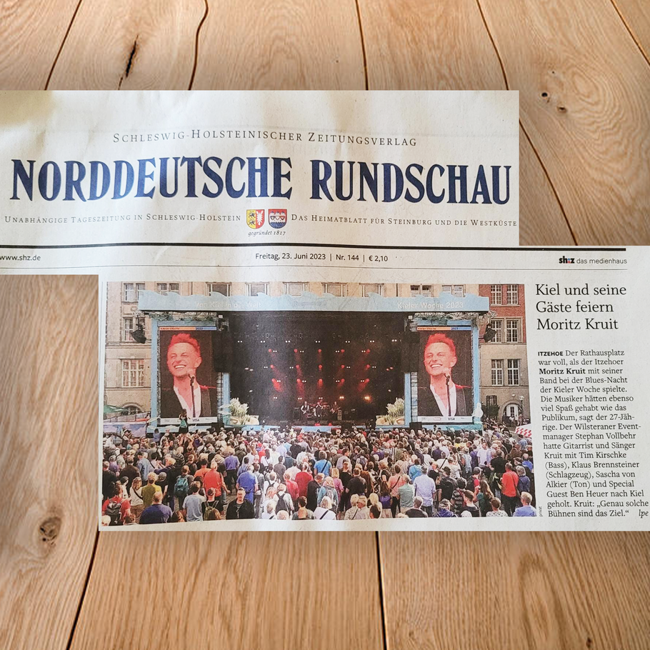 Zeitungsartikel in der Norddeutschen Rundschau über Moritz Kruit und seine Band bei der Blues-Nacht der Kieler Woche 2023: Der aus Itzehoe stammende Musiker begeisterte auf dem voll besetzten Rathausplatz mit seiner Band und Special Guest Ben Heuer.