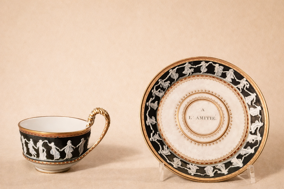 Antike Porzellan Tasse mit Untertasse - Neoklassischer Stil. Porzellan Ankauf in Berlin Steglitz.