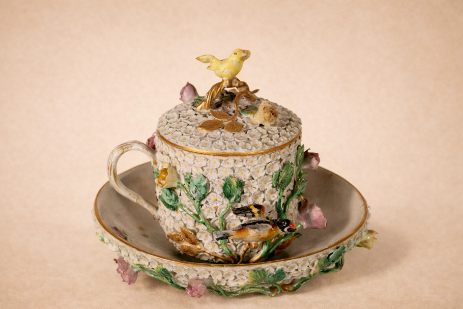 Antike Porzellan Tasse mit Deckel und Vogelmotiv – Bewertung und Ankauf von Porzellan in Berlin Steglitz