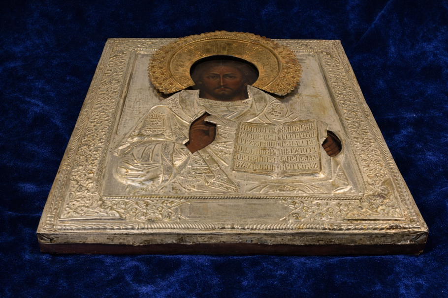 Antike Ikone Jesus Christus Pantokrator mit fein gearbeitetem Silberoklad, Ende des 19. - Anfang des 20. Jahrhunderts.