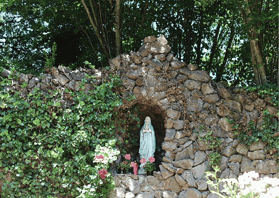 Die religiöse Gedenkstätte Mariengrotte Felsberg liegt idyllisch am Wanderweg, umgeben von Bäumen - Treffpunkt Saarland