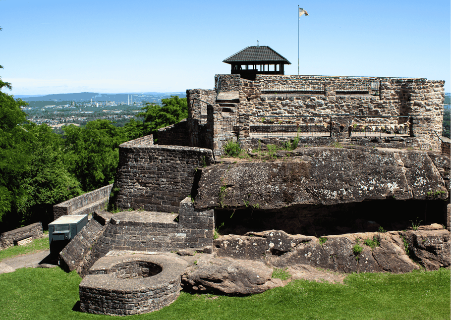 Über dem Saaltal thront die historische sagenumwobene Teufelsburg - Treffpunkt Saarland