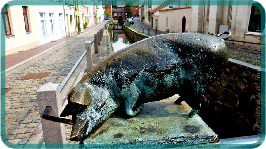 ...eins von 4 Schweinen auf der Schweinsbrücke in Wismar.