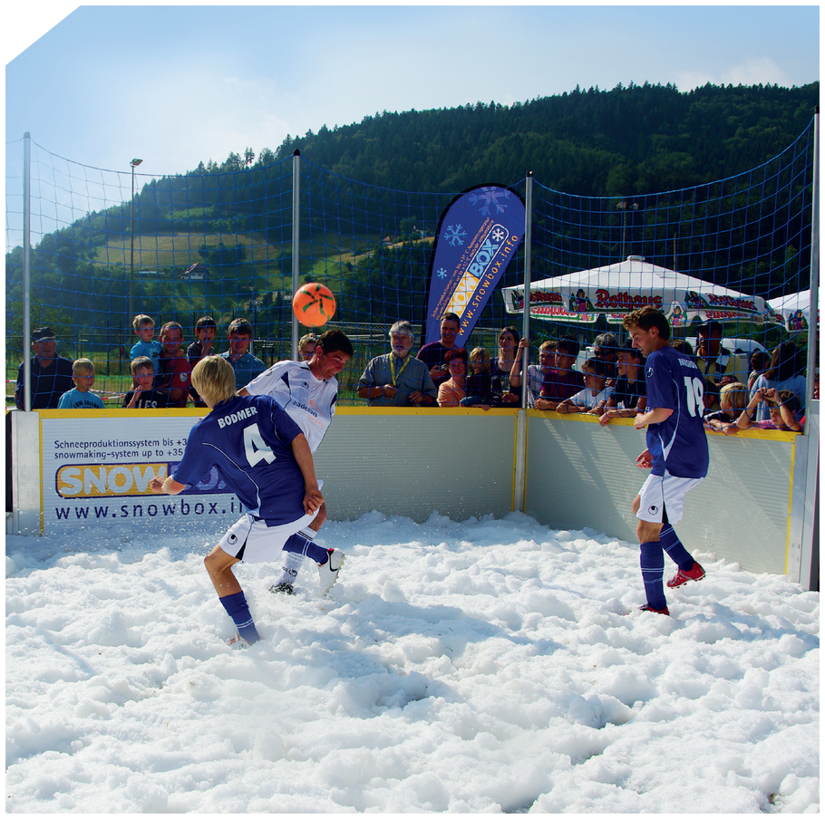 What a different way to play soccer: If you think that snow is like grass and dribbling is easy, you are in for a surprise. Because snow soccer poses its very own challenges to the team. This snow attraction also works great on tour.