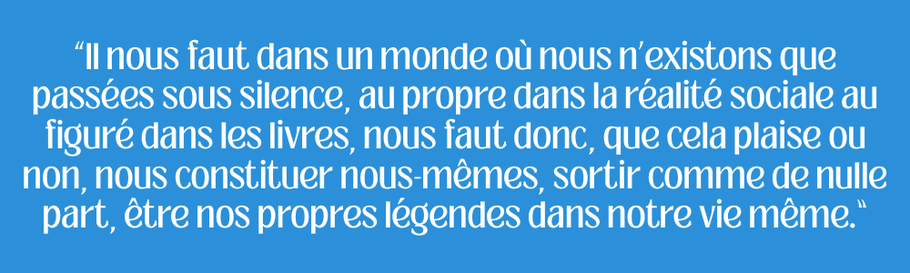 Citation de Monique Wittig stylisée par une écriture blanche sur un fond bleu.