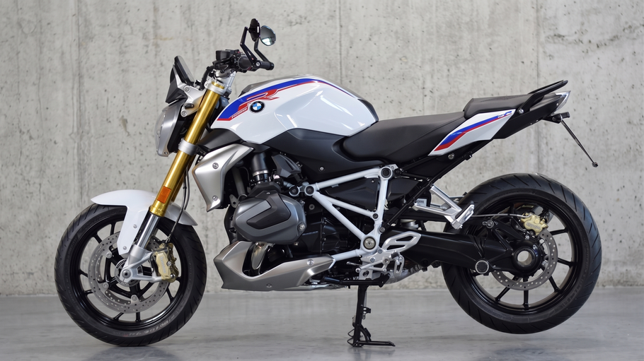 TAI-Bikeparts Kennzeichenhalter montiert an BMW R 1250 R – kurzes Heck mit originalen LED-Blinkern