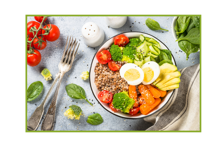 Eine Schalt mit froschem Gemüse, Tomaten, Brokkoli, einem gekochten Ei steht auf einem Tisch mit Besteck und einem Salzstreuer