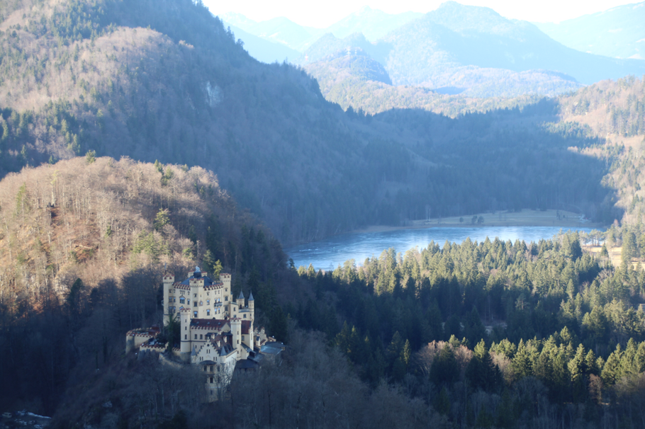 Das Schloss Hohenschwangau und der Schwansee im Hintergrund