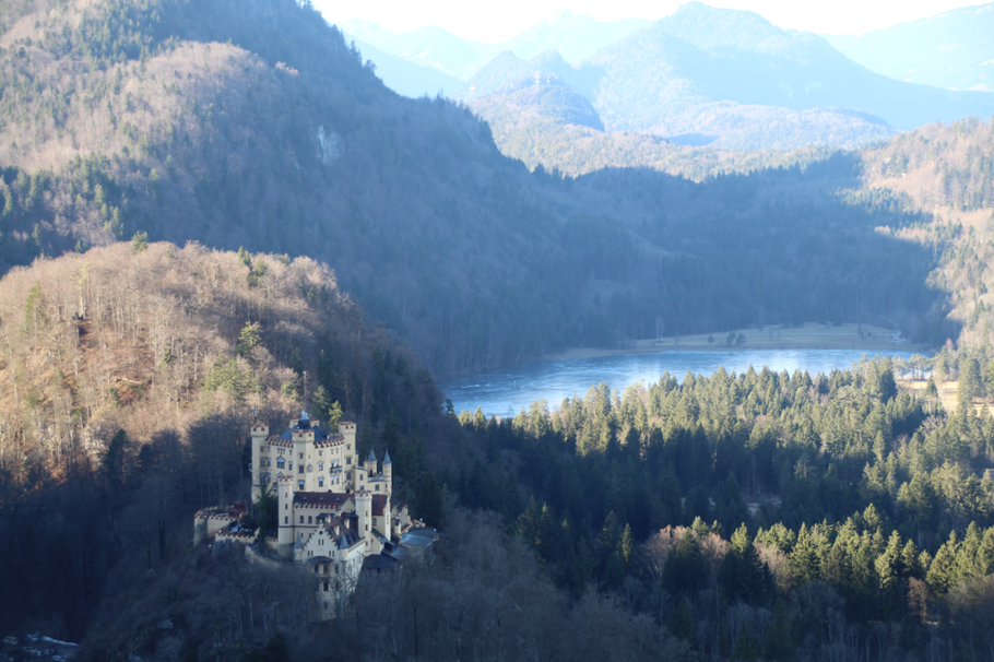 Das Schloss Hohenschwangau und der Schwansee im Hintergrund 