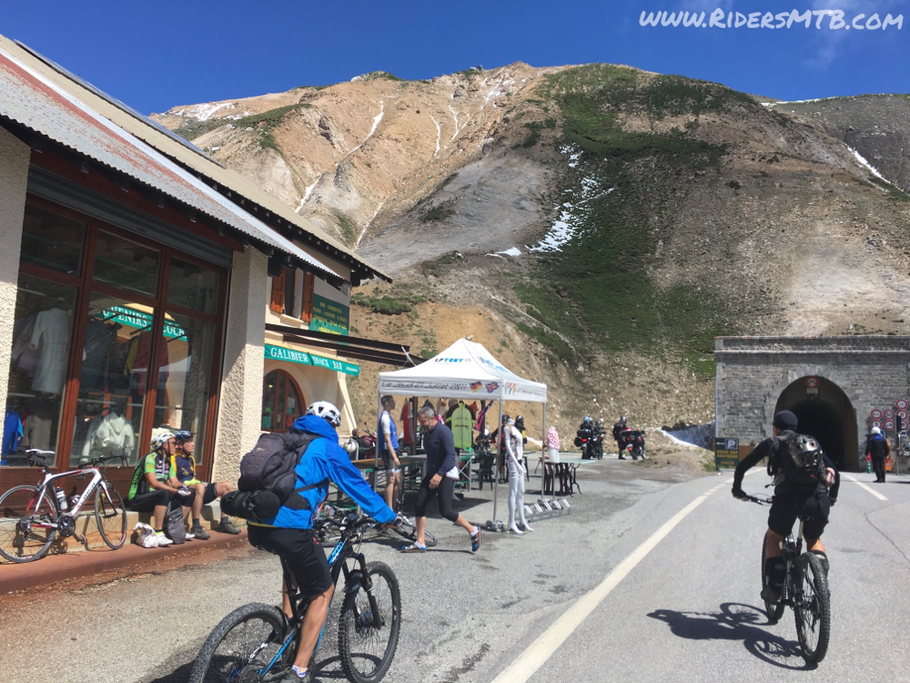Entriamo al rifugio GALIBIER per fare  il carico delle borracce .... A loro dire l'acqua non è potabile ... 