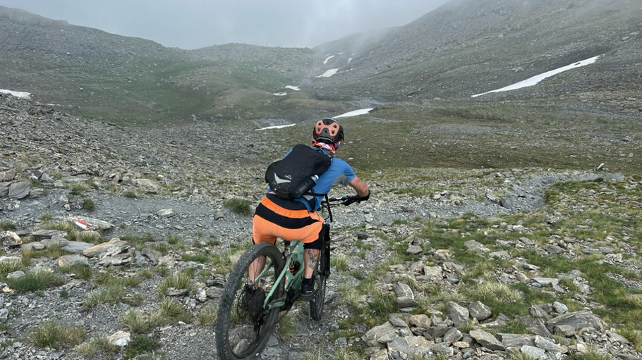 la discesa, già percorsa qualche anno fa è piacevole, 10 km di goduria mai troppo difficile, anzi gli ultimi due km sono davvero facili