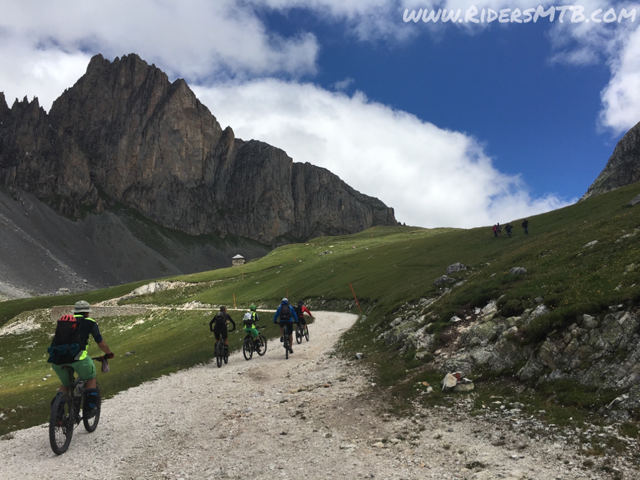 Si sale in direzione COL DEL ROCHILLES .... Siamo scortati da enormi pareti che ci fanno sentire piiiiiccoli!!