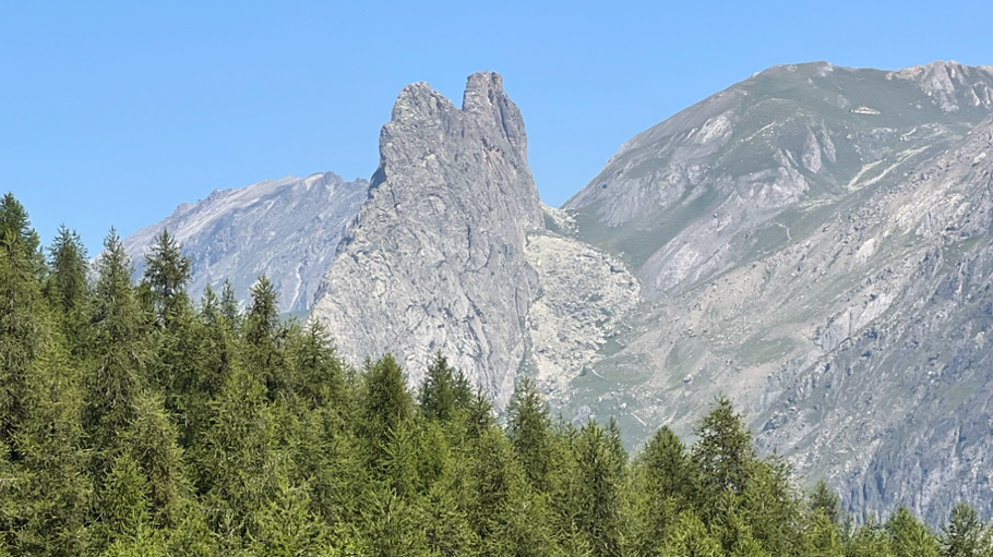 la rocca provenzale non si fa aspettare, due colpi di pedale ed eccola in tutto il suo splendore