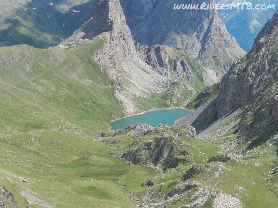Dal colle si gode di questo maestoso panorama sul GRAN LAC