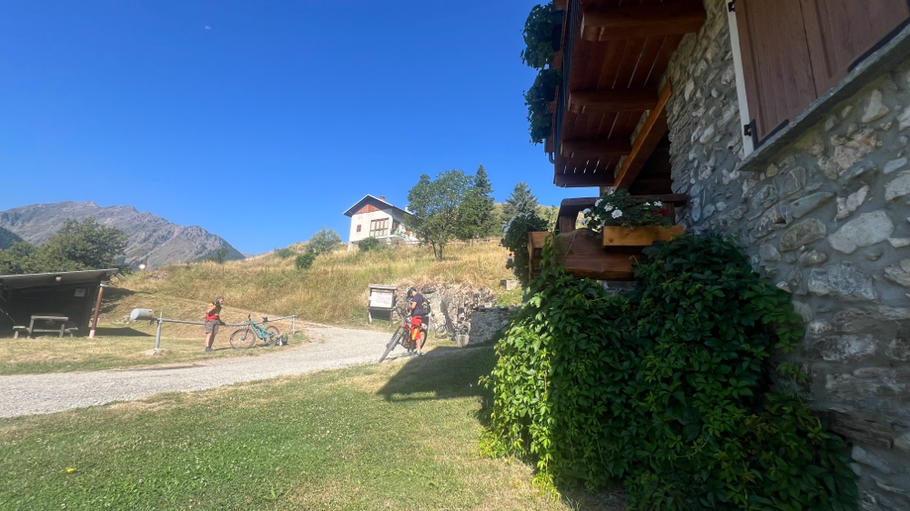 secondo giorno.... da Bersezio ci appioppiamo qualche km di asfalto fino a Pietraporzio, poi ci arrampichiamo in direzione di Moriglione San Lorenzo, qui conviene riempire le borracce