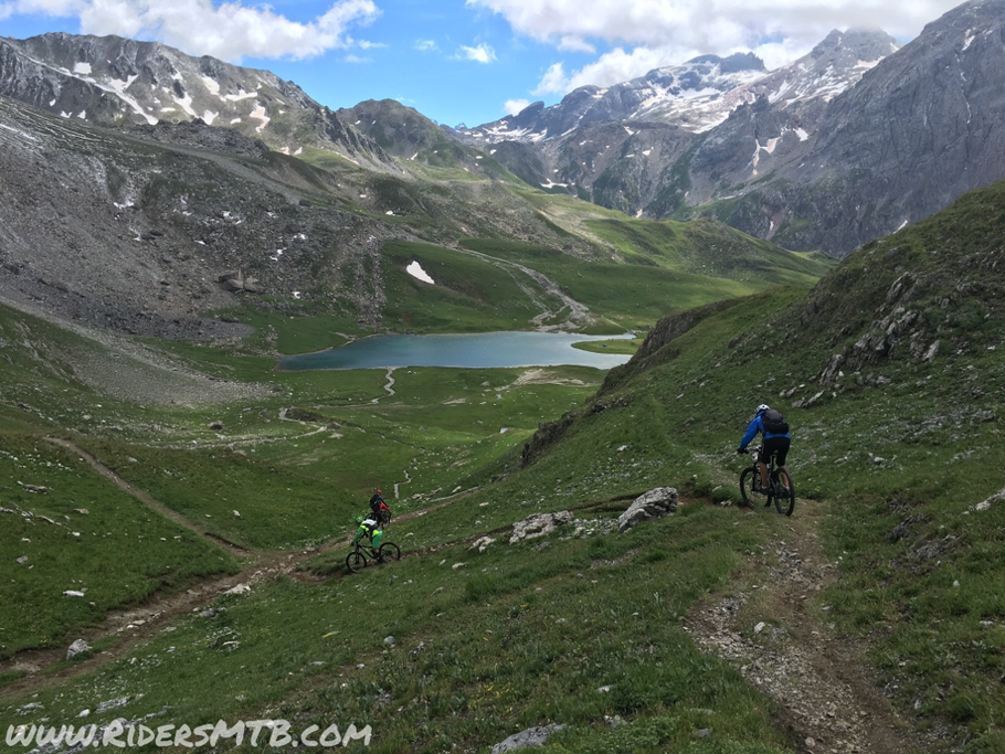 Oltrepassiamo il colle e ci catapultiamo sul lago de Cerces