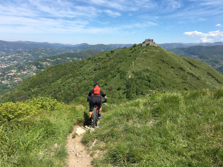 Ci catapultiamo in un breve single track impegnativo prima di arrampicarci verso il forte