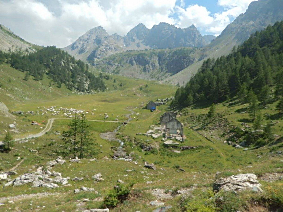 la Grange Calandra con il sentiero che giunge dal passo della Gardetta