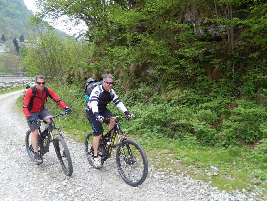 dopo 10 km di asfalto inizia la dura strada bianca